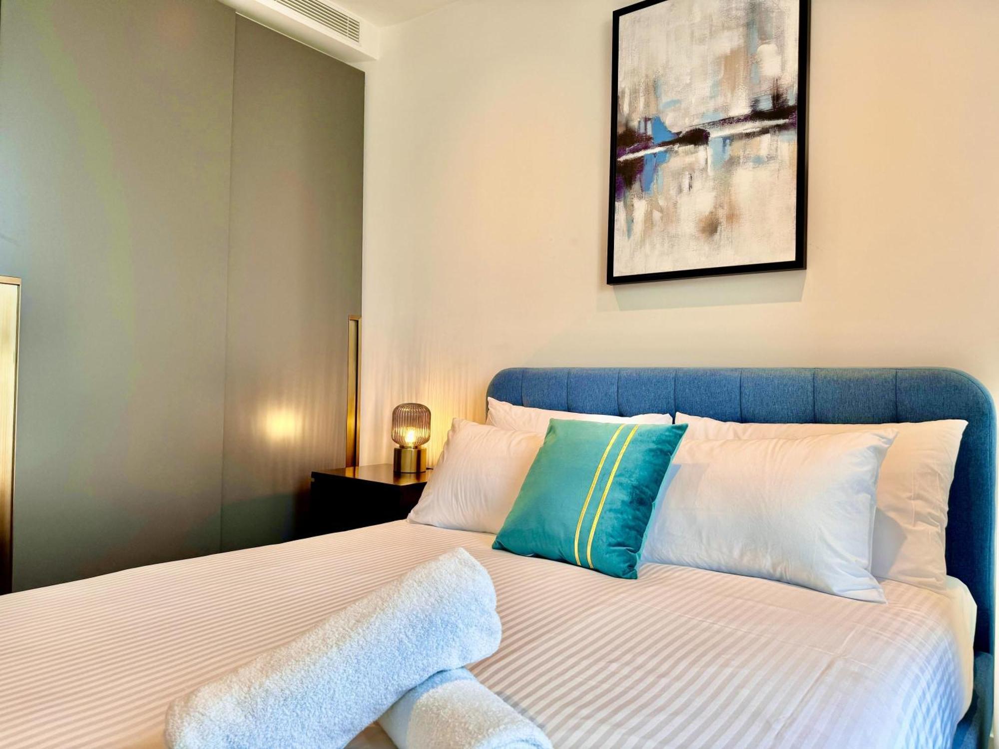 Sky High 3 Beds Apartment — Photos 2