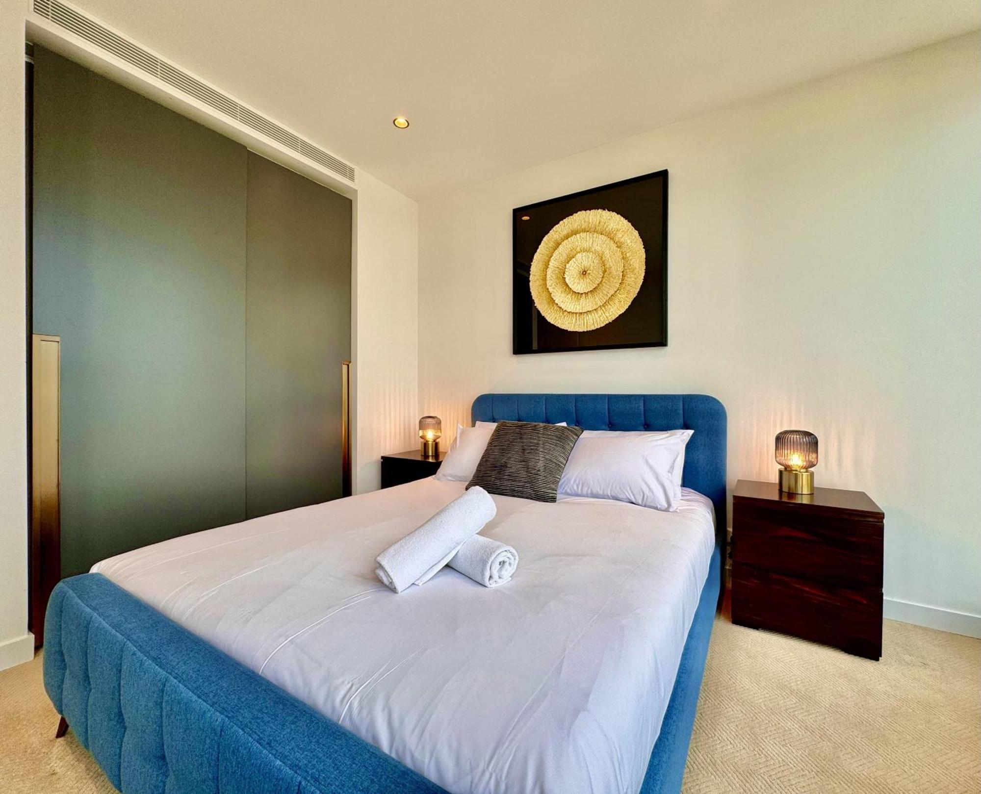 Sky High 3 Beds Apartment — Photos 1